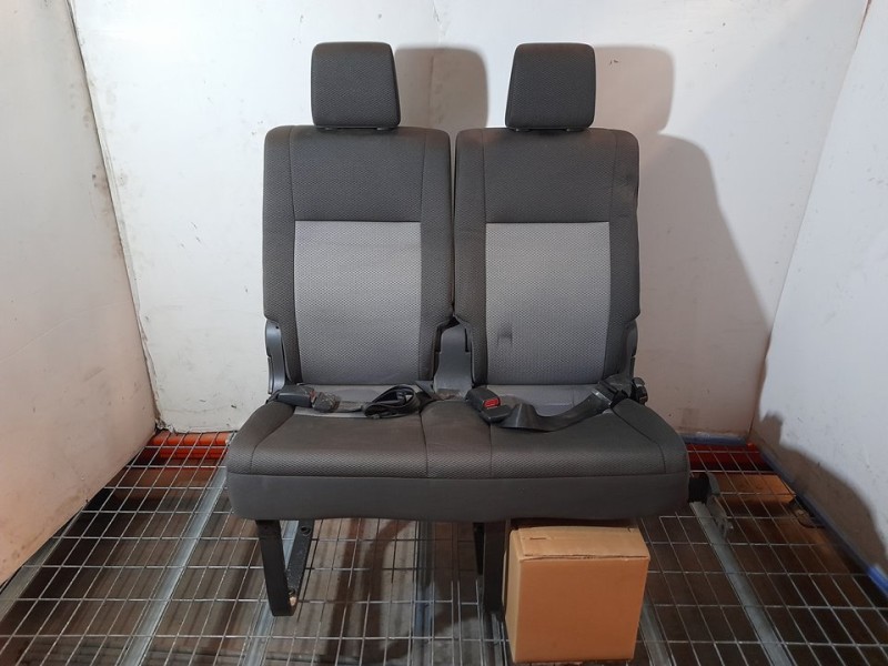 Recambio de asiento trasero izquierdo para toyota hi-ace referencia OEM IAM  RECLINABLE 3ª O 4ª FILA TOCADO