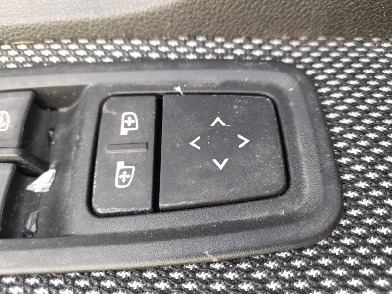 Recambio de mando elevalunas delantero izquierdo para dacia sandero iii 1.0 tce 90 referencia OEM IAM  C/MANDO RETROVISOR 