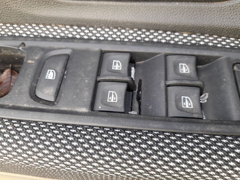 Recambio de mando elevalunas delantero izquierdo para dacia sandero iii 1.0 tce 90 referencia OEM IAM  C/MANDO RETROVISOR 