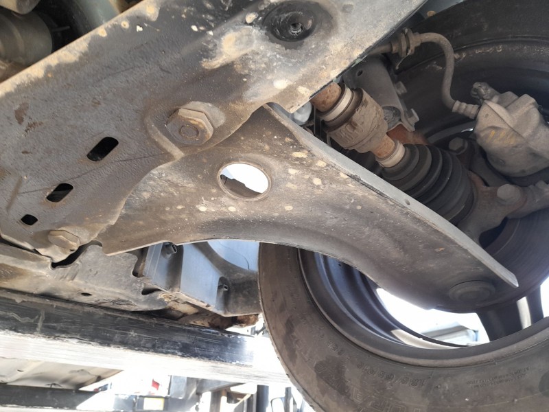 Recambio de brazo suspension inferior delantero izquierdo para dacia sandero iii 1.0 tce 90 referencia OEM IAM   