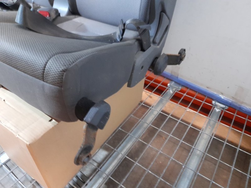 Recambio de asiento trasero izquierdo para toyota hi-ace referencia OEM IAM  RECLINABLE 3ª O 4ª FILA TOCADO
