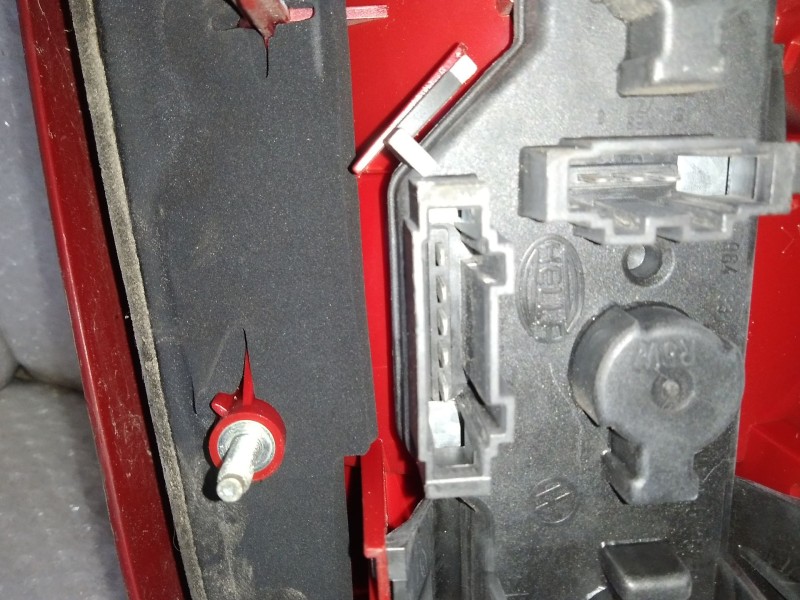 Recambio de piloto trasero izquierdo para volkswagen polo berlina (6n2) conceptline referencia OEM IAM 6N0945095H  TOCADO