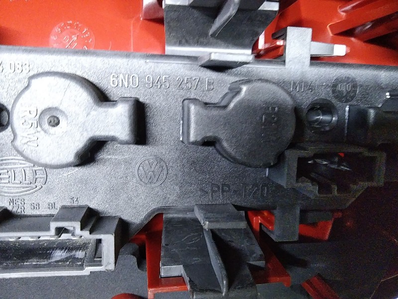 Recambio de piloto trasero izquierdo para volkswagen polo berlina (6n2) conceptline referencia OEM IAM 6N0945095H  TOCADO