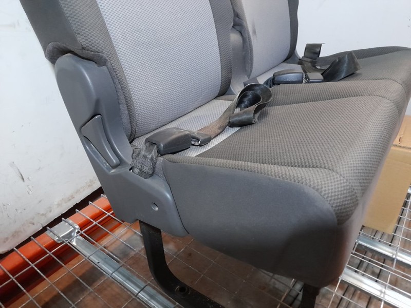 Recambio de asiento trasero izquierdo para toyota hi-ace referencia OEM IAM  RECLINABLE 3ª O 4ª FILA TOCADO