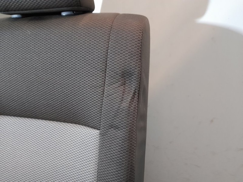 Recambio de asiento trasero izquierdo para toyota hi-ace referencia OEM IAM  RECLINABLE 3ª O 4ª FILA TOCADO
