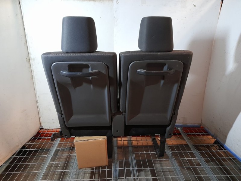 Recambio de asiento trasero izquierdo para toyota hi-ace referencia OEM IAM  RECLINABLE 3ª O 4ª FILA TOCADO