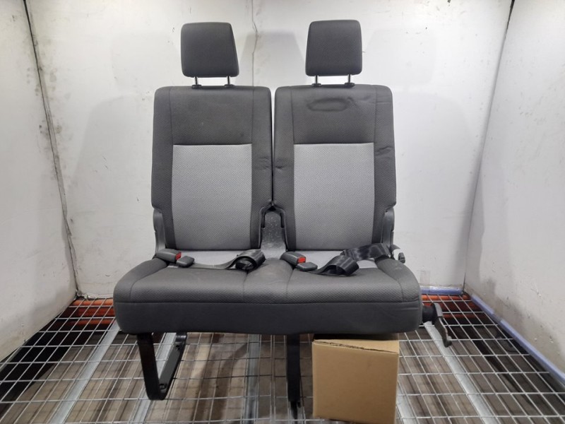 Recambio de asiento trasero izquierdo para toyota hi-ace referencia OEM IAM  RECLINABLE 3ª O 4ª FILA TOCADO