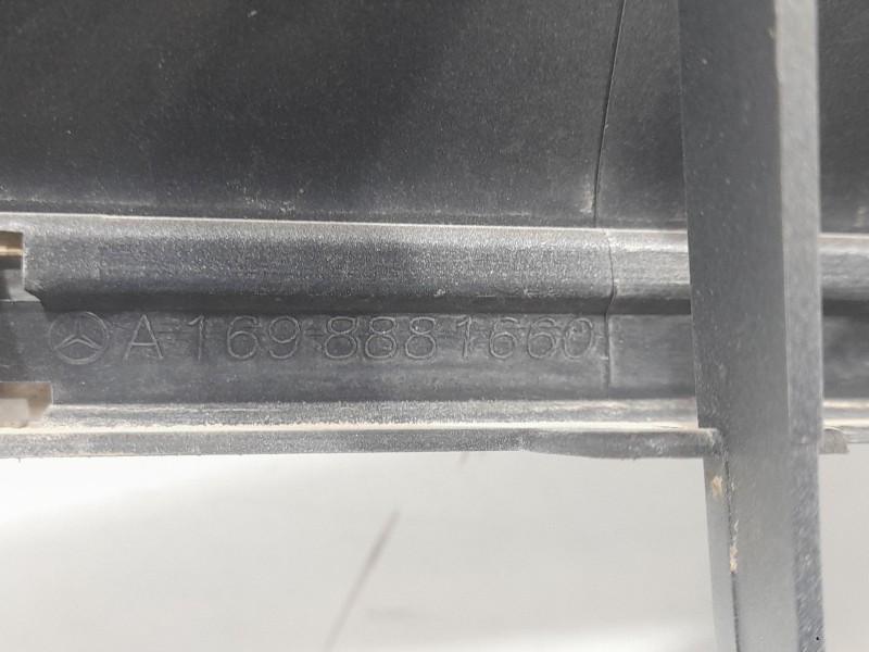 Recambio de rejilla delantera para mercedes-benz clase b sports tourer (w245) b 180 cdi (245.207) referencia OEM IAM 1698802183 