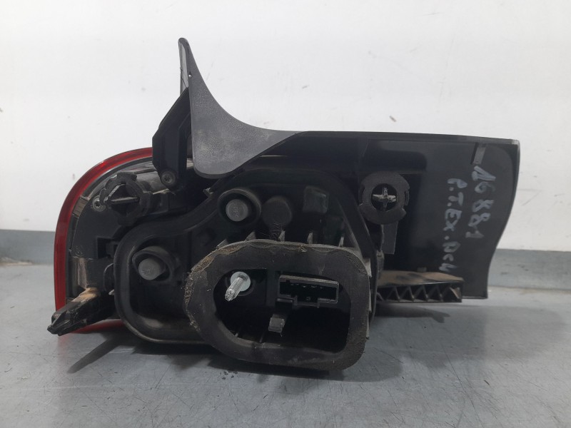 Recambio de piloto trasero derecho exterior para citroën c4 cactus 1.5 bluehdi 100 referencia OEM IAM 9823950280 90119846 VALEO