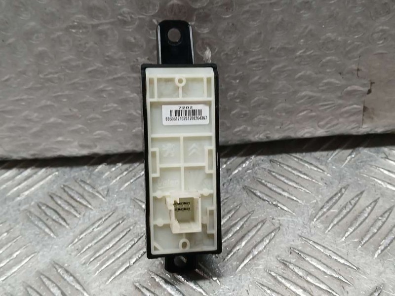 Recambio de mando radio para peugeot 208 style referencia OEM IAM 98097243XU  Y GPS