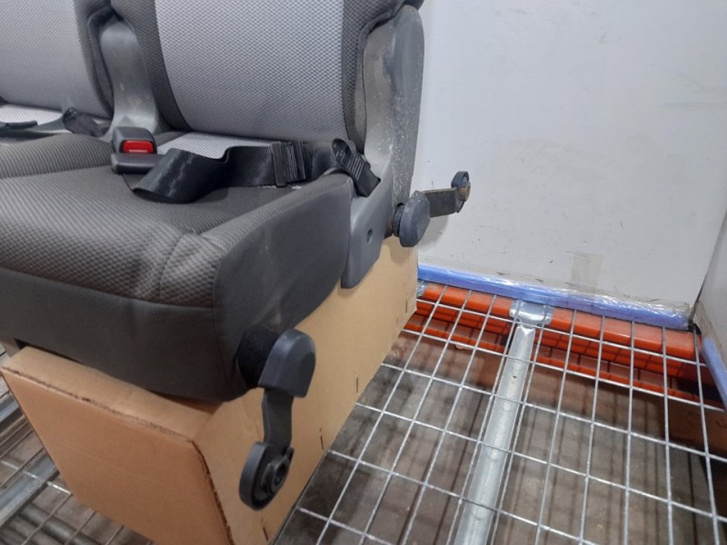 Recambio de asiento trasero izquierdo para toyota hi-ace referencia OEM IAM  NO RECLINABLE 3ª O 4ª FILA TOCADO