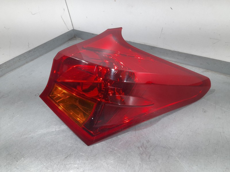 Recambio de piloto trasero derecho exterior para toyota auris active referencia OEM IAM E115810  EXTERIOR