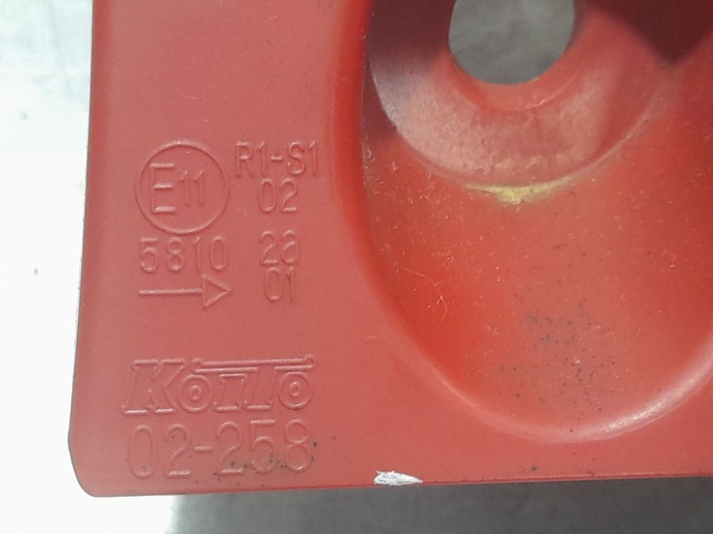 Recambio de piloto trasero derecho exterior para toyota auris active referencia OEM IAM E115810  EXTERIOR