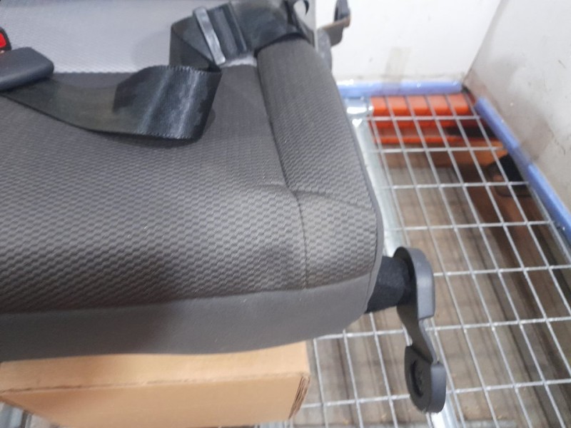 Recambio de asiento trasero izquierdo para toyota hi-ace referencia OEM IAM  NO RECLINABLE 3ª O 4ª FILA TOCADO