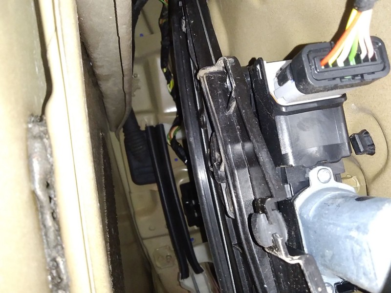 Recambio de elevalunas delantero derecho para peugeot 2008 ii (ud_, us_, uy_, uj_, ur_, uc_) 1.2 puretech 130 referencia OEM IAM