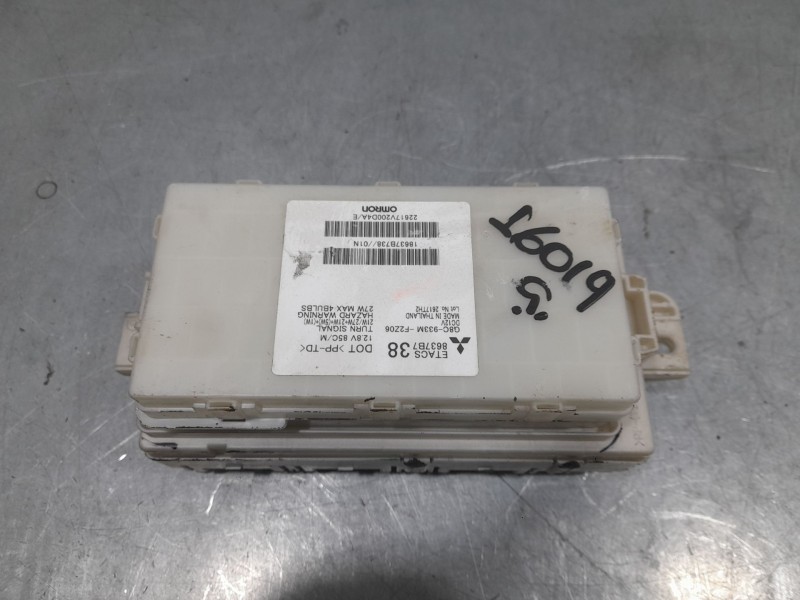 Recambio de caja reles / fusibles para mitsubishi space star (a00) kaiteki referencia OEM IAM 18637B738 G8C933MF2Z06 MITSUBISHI