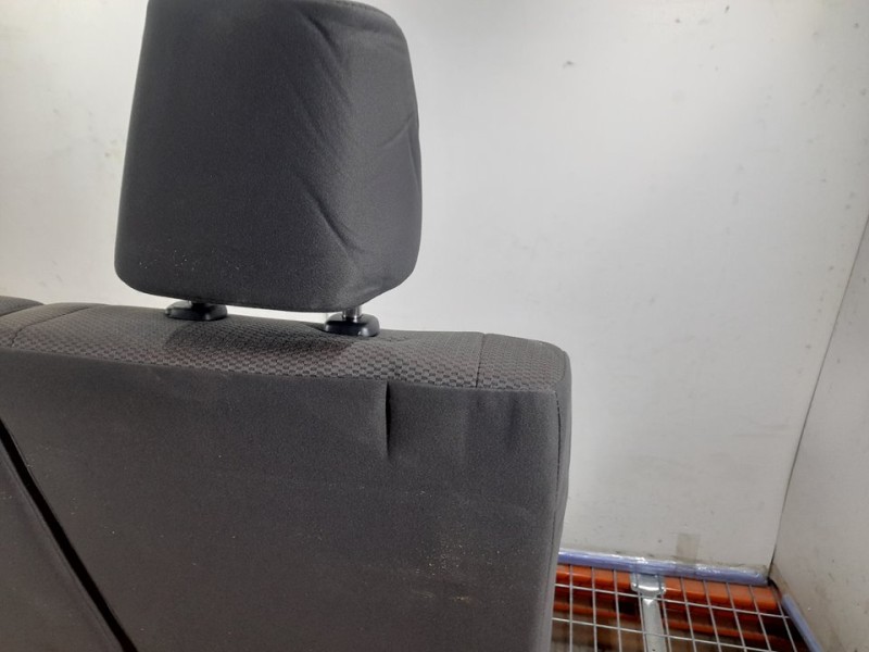 Recambio de asiento trasero izquierdo para toyota hi-ace referencia OEM IAM  NO RECLINABLE 3ª O 4ª FILA TOCADO