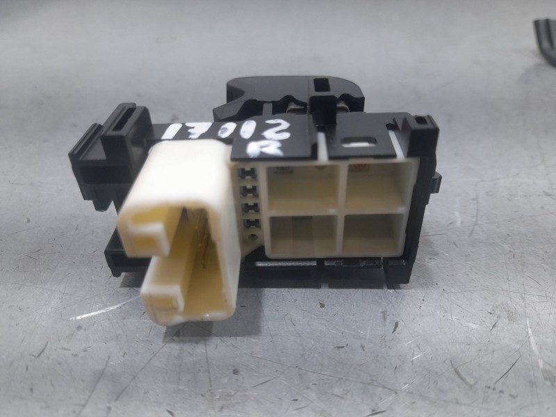 Recambio de mando elevalunas delantero derecho para peugeot 108 1.0 vti 72 referencia OEM IAM 742310H020  