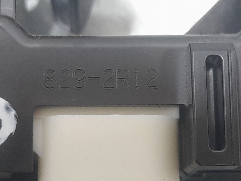 Recambio de mando elevalunas delantero derecho para peugeot 108 1.0 vti 72 referencia OEM IAM 742310H020  