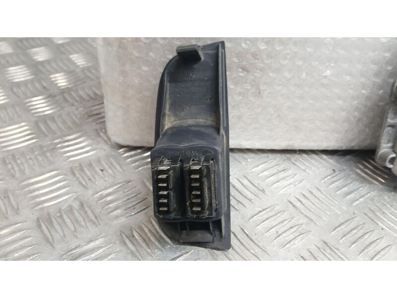 Recambio de mando elevalunas delantero izquierdo para renault megane i fase 2 berlina (ba0) 1.9 dti century referencia OEM IAM 7