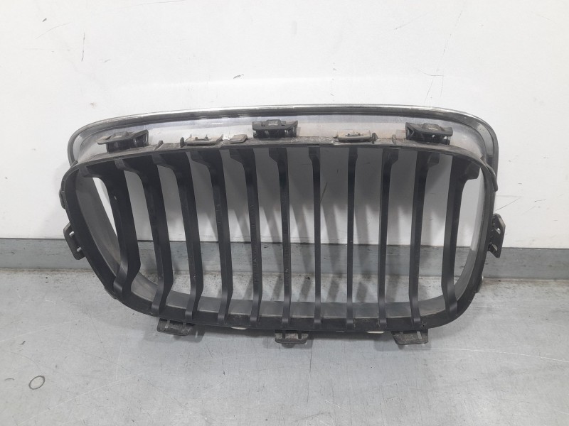 Recambio de rejilla delantera para bmw serie 1 lim. (f20) 114 d referencia OEM IAM 7239021 IZQUIERDA 