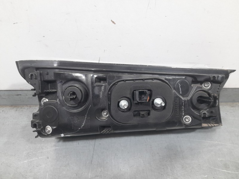 Recambio de piloto trasero derecho interior para peugeot 2008 ii (ud_, us_, uy_, uj_, ur_, uc_) 1.2 puretech 130 referencia OEM 