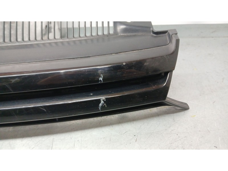 Recambio de rejilla delantera para volkswagen golf vi (5k1) 1.6 tdi referencia OEM IAM 5K0853653  