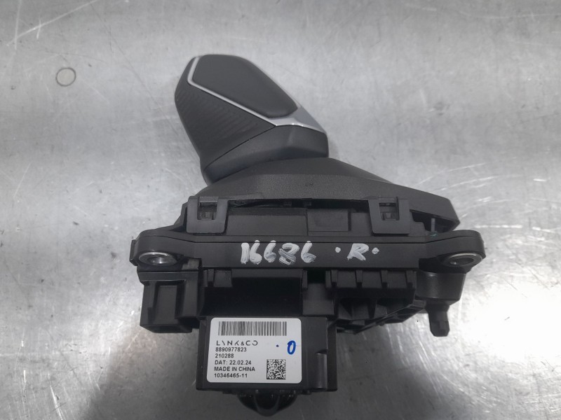 Recambio de palanca cambio para lynk & co 01 phev referencia OEM IAM 8890977823  