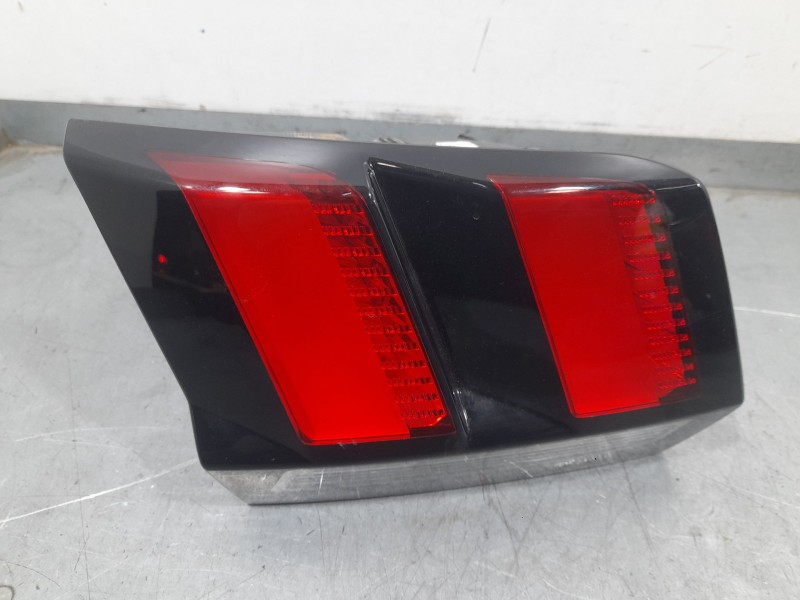 Recambio de piloto trasero izquierdo para peugeot 3008 gt-line referencia OEM IAM 9810477880  INTERIOR , RAYADO