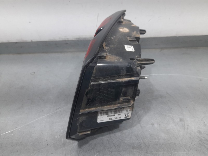 Recambio de piloto trasero izquierdo para peugeot 3008 gt-line referencia OEM IAM 9810477880  INTERIOR , RAYADO