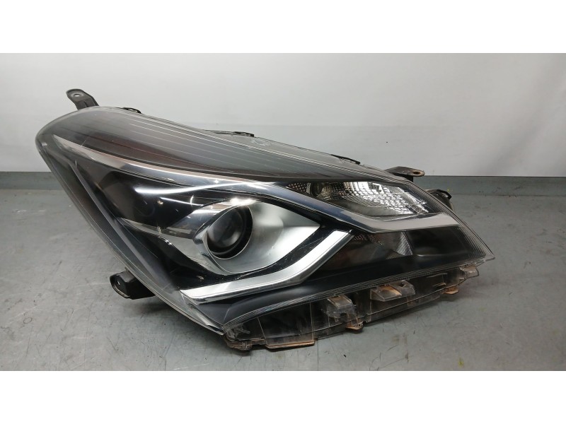 Recambio de faro derecho para toyota yaris (_p13_) 1.5 (nsp131_) referencia OEM IAM 811300DA30 XENON 0D1970D198