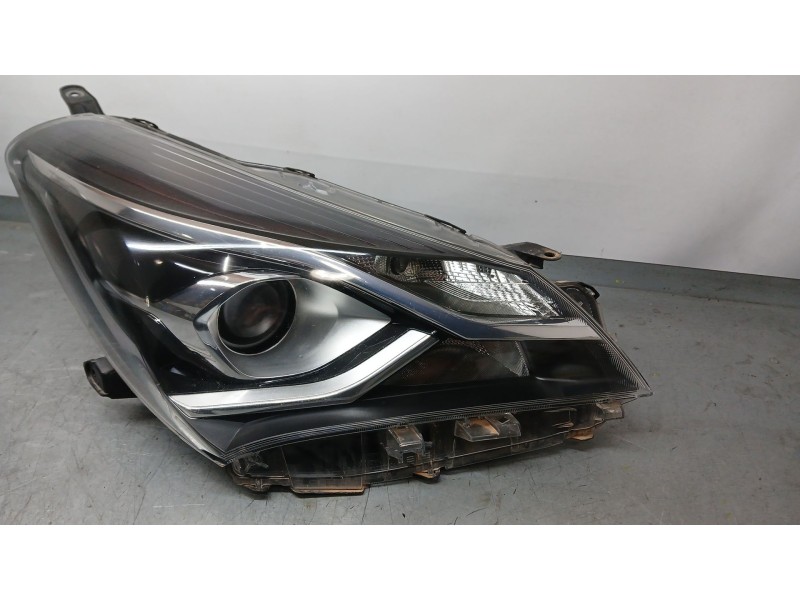 Recambio de faro derecho para toyota yaris (_p13_) 1.5 (nsp131_) referencia OEM IAM 811300DA30 XENON 0D1970D198