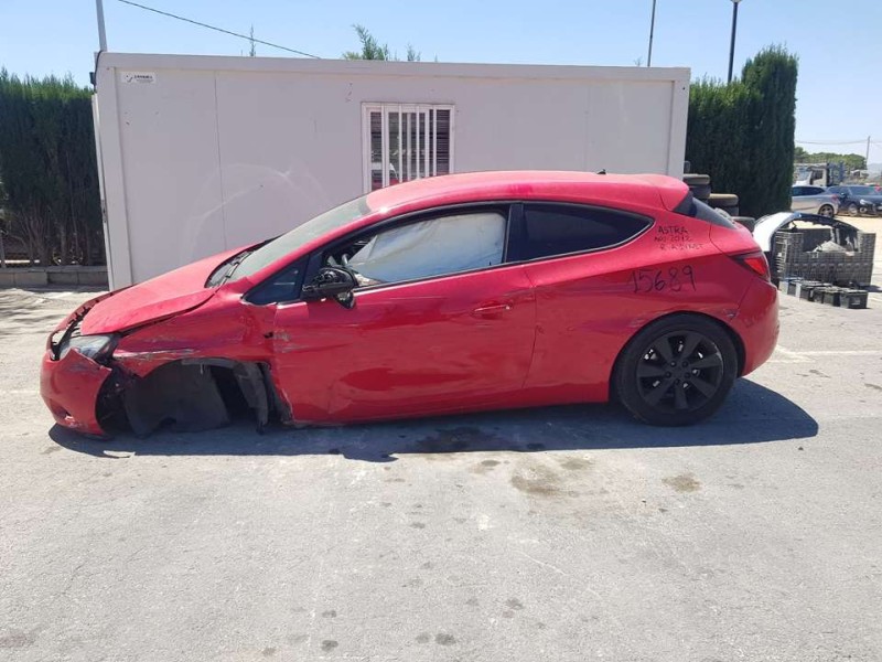 opel astra j gtc del año 2012