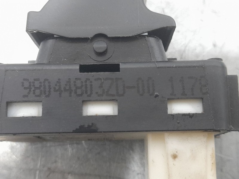 Recambio de mando elevalunas delantero derecho para peugeot 3008 gt-line referencia OEM IAM 98044803ZD  