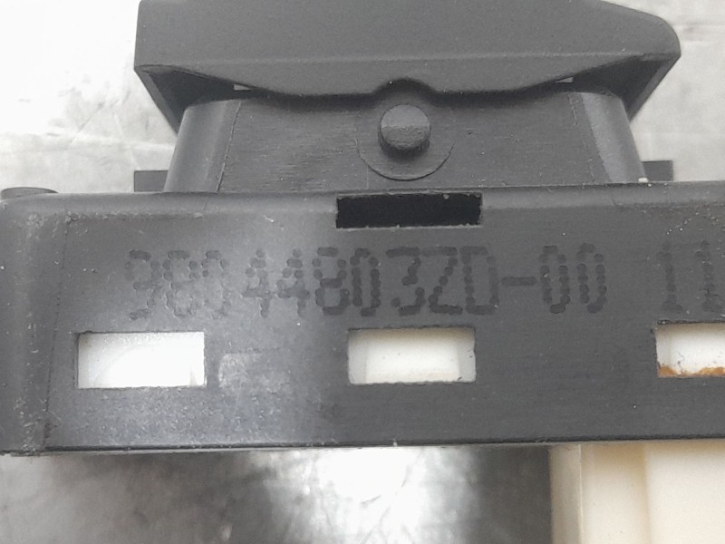 Recambio de mando elevalunas trasero derecho para peugeot 3008 gt-line referencia OEM IAM 98044803ZD  