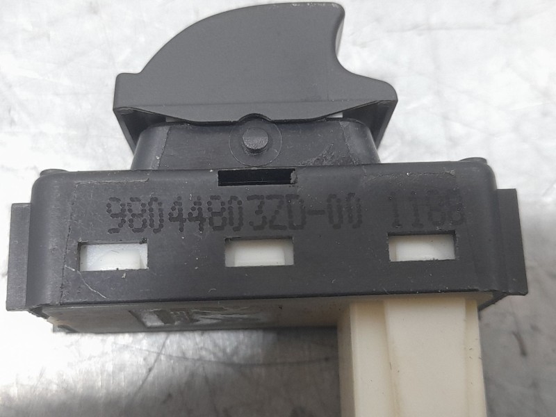 Recambio de mando elevalunas trasero izquierdo para peugeot 3008 gt-line referencia OEM IAM 98044803ZD  
