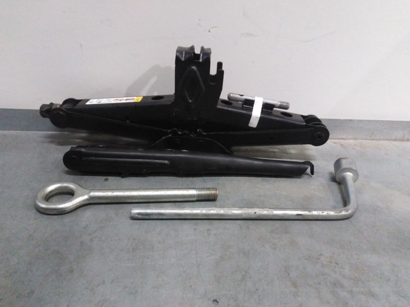 Recambio de gato para jeep compass limited 4x2 referencia OEM IAM GATO CON LLAVE RUEDA Y ENGANCHE  