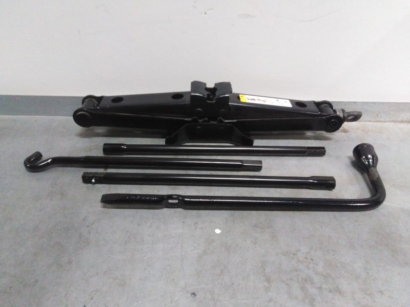 Recambio de gato para jeep gr. cherokee (wh) laredo referencia OEM IAM GATO CON LLAVE RUEDA  