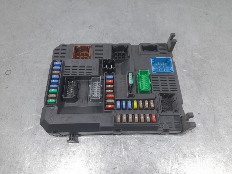 Recambio de caja reles / fusibles para peugeot 208 style referencia OEM IAM 9807531680  