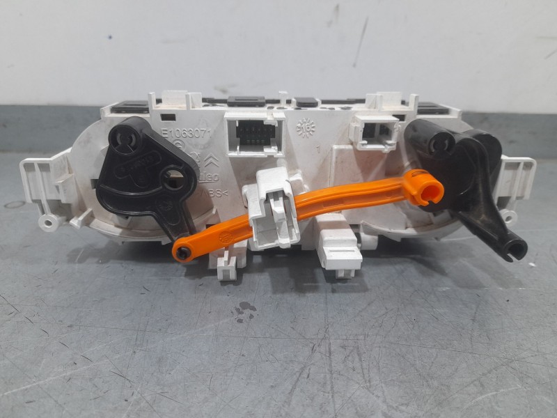 Recambio de mando calefaccion / aire acondicionado para peugeot 208 style referencia OEM IAM E1063071  