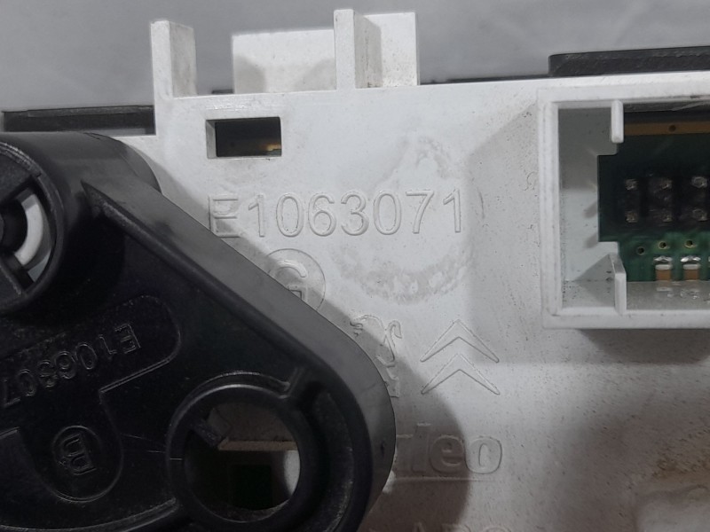 Recambio de mando calefaccion / aire acondicionado para peugeot 208 style referencia OEM IAM E1063071  