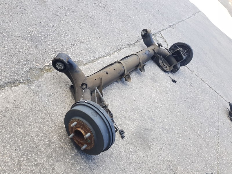 Recambio de puente trasero para ford fiesta vii (hj, hf) 1.5 tdci referencia OEM IAM 2167813 DE TAMBOR C/ABS EJE DE 4 TORNILLOS 