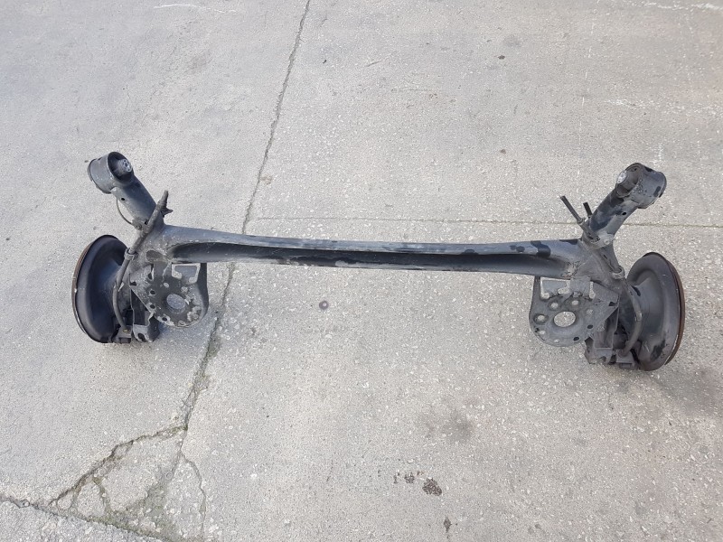 Recambio de puente trasero para toyota yaris (_p13_) 1.0 (ksp130) referencia OEM IAM 421100D520 C/ABS Y EJE DE CUATRO TORNILLOS 