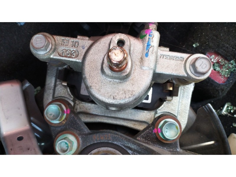 Recambio de pinza freno delantera derecha para mazda 2 hatchback (dl, dj) 1.5 skyactiv-g referencia OEM IAM DAY43398ZA  