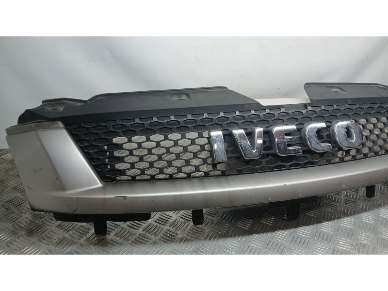 Recambio de rejilla delantera para iveco daily iv furgoneta 35c12 v, 35c12 v/p, 35s12 v, 35s12 v/p referencia OEM IAM 5801255792