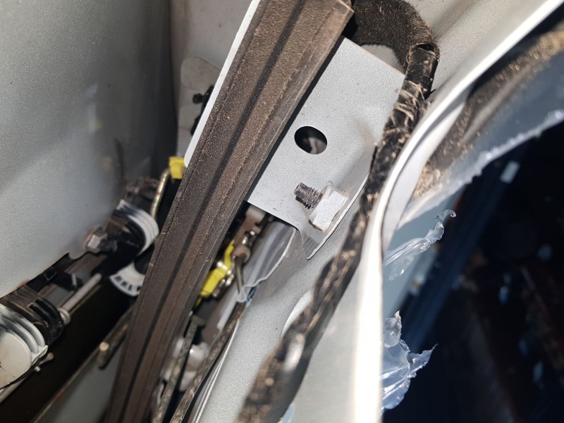 Recambio de cerradura puerta trasera izquierda para dacia duster (hs_) 1.5 dci referencia OEM IAM 825030283R  