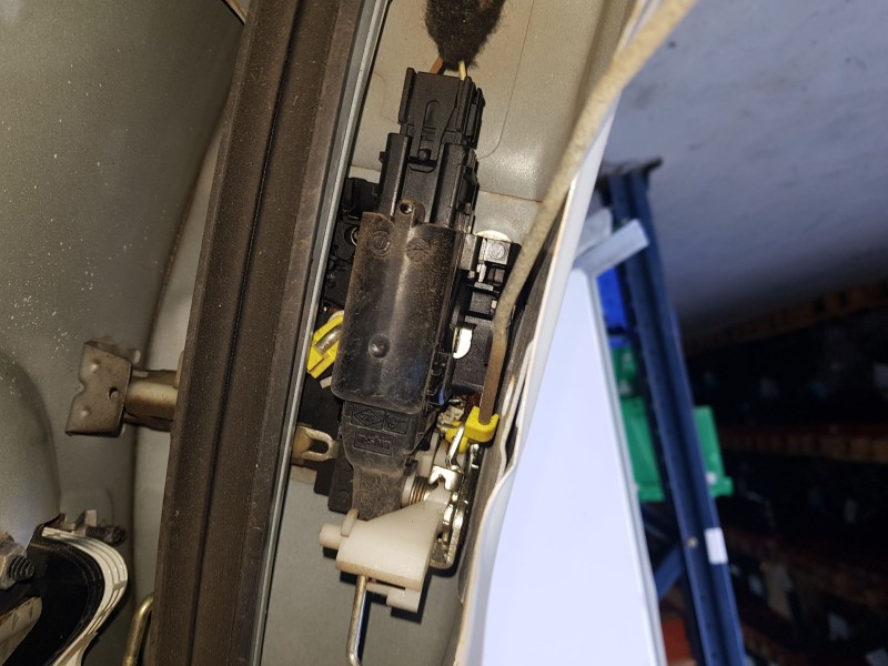 Recambio de cerradura puerta delantera izquierda para dacia duster (hs_) 1.5 dci referencia OEM IAM 8200735227  