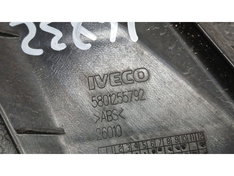 Recambio de rejilla delantera para iveco daily iv furgoneta 35c12 v, 35c12 v/p, 35s12 v, 35s12 v/p referencia OEM IAM 5801255792