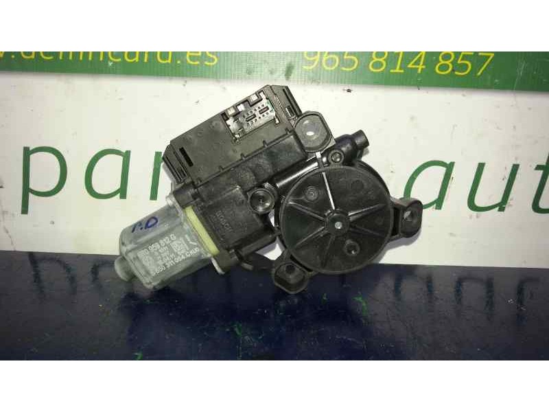 Recambio de motor elevalunas trasero derecho para volkswagen polo (6r1) advance referencia OEM IAM 0130822533 6R0959812G BOSCH