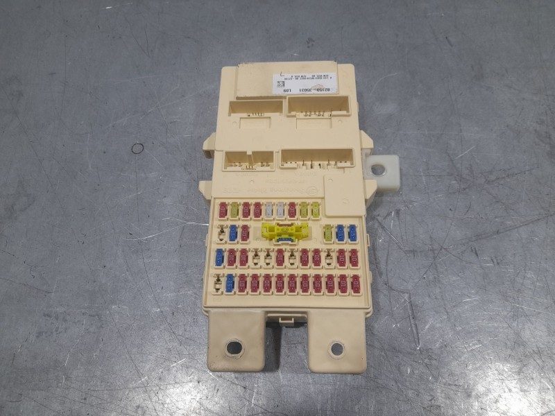 Recambio de caja reles / fusibles para ssangyong tivoli 1.5 referencia OEM IAM 8215335031  